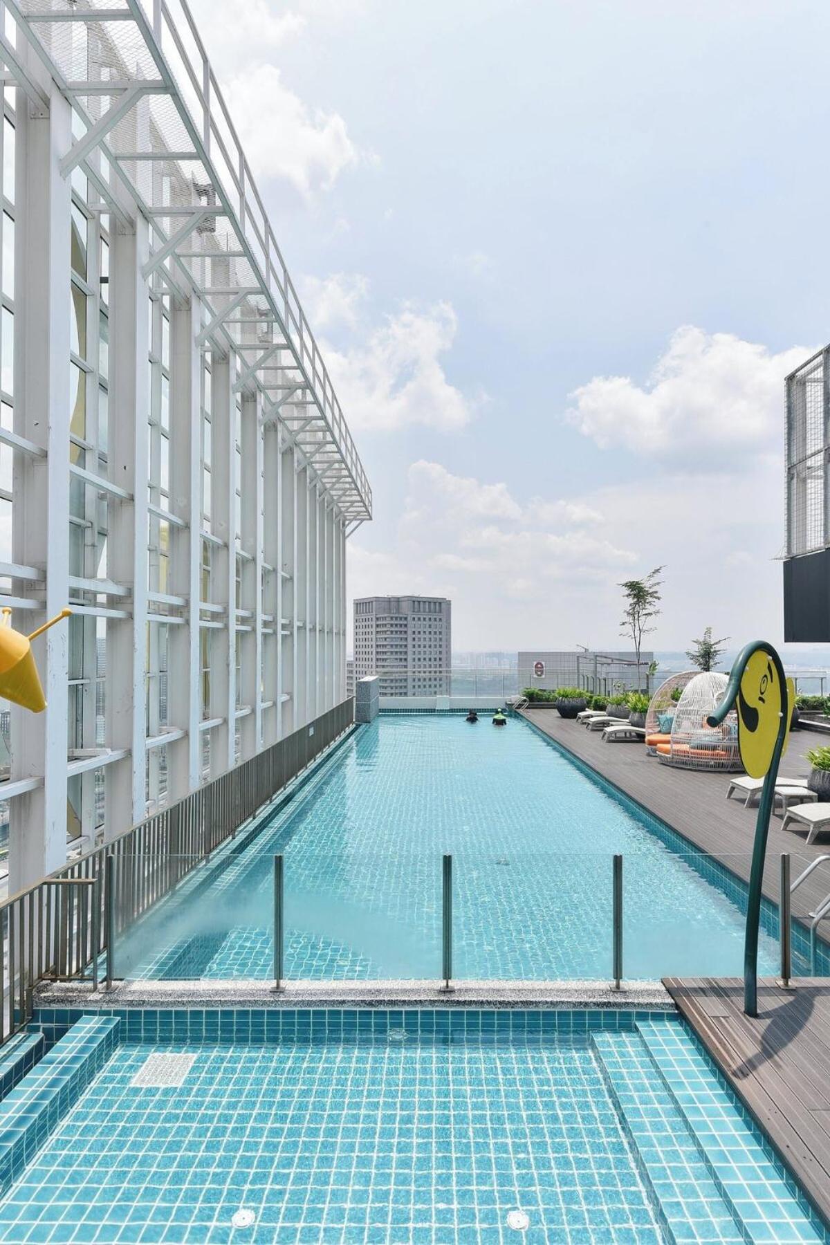 Jb Luxe Suasana 2br 6pax Jbcc&cs Ciq Johor Bahru
